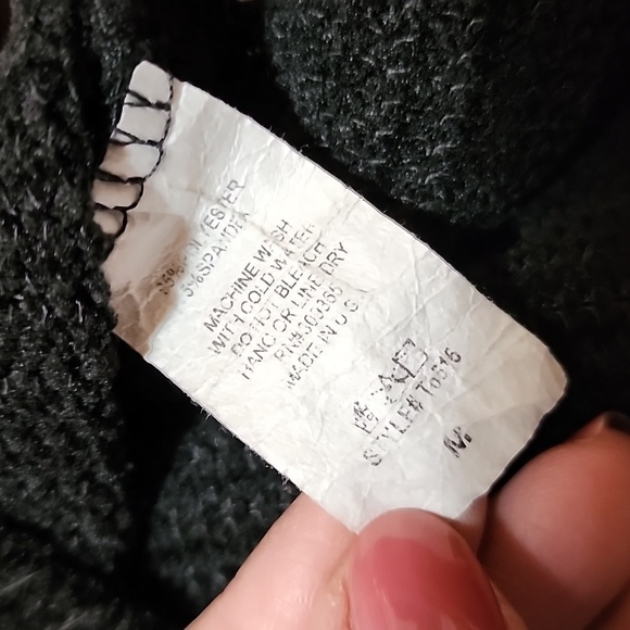 🍷Acting Pro Black and Red Top - Picture 7 of 9